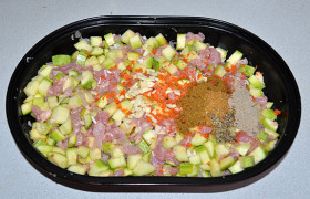 В форме для запекания, промазанной маслом, соединяем кабачки с куриным мясом, посыпаем тертой морковью, специями на свой вкус. 