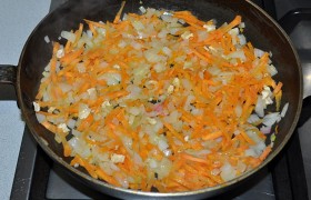 На другой сковороде готовим  суповую базу , т.е. пассеруем с маслом нарезанный мелко лук и морковь (можно тертую), а также корень петрушки, свежий или сушеный, на слабом огне, не менее 10-12 минут. 