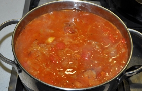 Из сковороды соус выливаем на ножки, так, чтобы он только почти прикрыл их. Пробуем, кислоту снимаем, посыпав сахаром, добавляем по вкусу соль и перец.