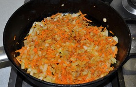 Добавляем тертую морковь, продолжаем пассеровать еще 5-6 минут.