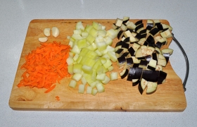 Овощи промываем, полотенцем обсушиваем.  Баклажан и кабачок нарезаем некрупными кубиками, из моркови делаем тоненькие «спички» на соответствующей терке.