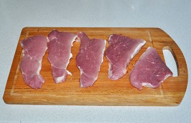 Кусок свинины нарезаем (поперек мясных волокон) на стейки толщиной 10-12 мм.