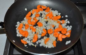 Для заправки супа, разогрев масло, 6-7 минут  пассеруем  лук и морковь в сковороде на среднем огне. 