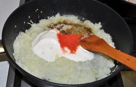 Для соуса добавляем в сковороду с луком паприку, соль и перец, приправу для курицы, сметану, зелень. Можно посыпать немного любимыми специями.