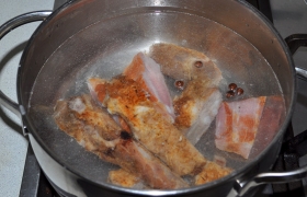 Ребра рубим-нарезаем, промываем и заливаем холодной водой. После закипания варим в закрытой кастрюле на небольшом огне 20-30 минут, добавив горошки перца.