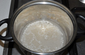 Ставим на плиту 2 кастрюли: в одной, небольшой, варим рис.