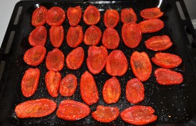 На этом фото – помидоры через 2 часа, когда боковинки начинают загибаться внутрь, помидоры уже уменьшаются в размерах. Тут мы примерно на 20° температуру снижаем.