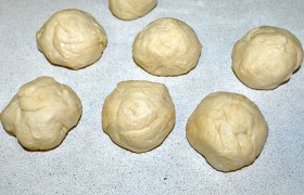 Подошедшее тесто делим на 7-8 равных частей (или больше, если любим мелкие булочки), скатываем шариками, оставляем их минут на 5-7.