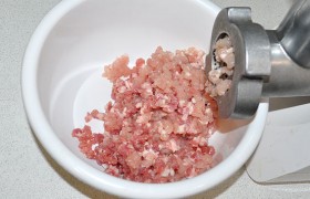 Перемалываем нарезанное кусочками мясо вместе с луком, при желании – не перемалываем, а нарезаем лук мелко (очень мелко).