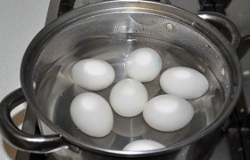 Яйца нам нужны с жидким желтком, поэтому после закипания варим яйца 60-70 секунд – и сразу кладем в ледяную воду, меняем пару раз, чтобы яйца остыли быстрее. Остывшие – аккуратно чистим, главное не порвать белок.
