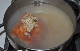 Копчености промываем, заливаем 2 л холодной воды, и те же 30 минут мясо  варится  на слабом огне. После чего добавляем отжатую перловку, и бульон варится под крышкой дальше. 