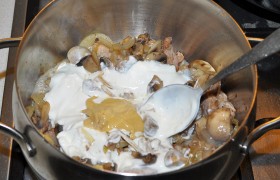 К свинине добавляем грибы с луком, горчицу, сметану, перемешиваем, пробуем на соль.