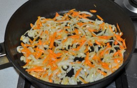 Засыпаем тертую морковь. Перемешивая, слегка обжариваем овощи 2-3 минуты.