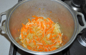 Нарезаем или натираем морковь, добавляем в латку, помешиваем еще 3-5 минут.