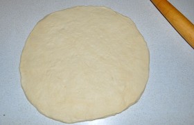 Тесто берем готовое (дрожжевое) в магазине или готовим сами – есть  рецепт мгновенного теста  для пиццы. Раскатываем в круг до толщины примерно 0,5 см и диаметром до 30 см. 