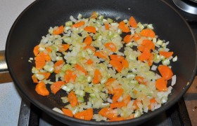 Быстро сварим бульон, если кусочки мяса тихо покипят в воде под крышкой 20 минут. И в бульон уже можно закладывать картошку: мясо, если не совсем готовое, доварится в процессе готовки супа. Для  заправки  супа на среднем огне разогреваем сковороду с маслом, кладем нашинкованный лук и сельдерей, нарезанную или тертую крупно морковку, пассеруем, часто перемешивая, 7-9 минут, солим, перчим. 