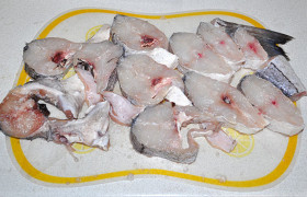 Рыбу чистим, если надо – потрошим, тщательно промываем и промокаем разовыми полотенцами. Нарезаем стейками толщиной 20-30 мм. Натираем перцем и солью.