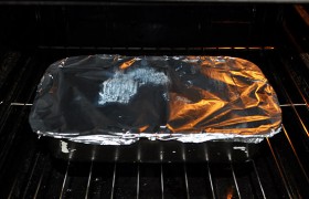 Верх закрываем листом фольги. Помещаем форму в духовку, где мясо запекается час при 180°.