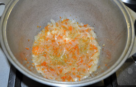 Добавляем нарезанную или натертую морковь, обжариваем еще 3-4 минуты.
