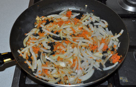 В сковороде пассеруем лук с морковью - так мы обычно делаем заправку.
