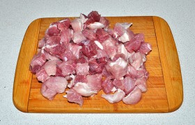 Мясо заранее нарезаем небольшими кусочками, вливаем  2 ст. ложки соевого соуса, 1-2 ст. ложки растительного масла, перемешиваем. Маринуем не меньше получаса, а можем держать мясо в холодильнике полные сутки.