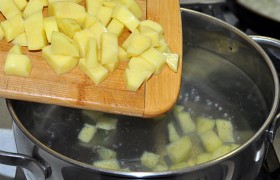 В это время чистим и нарезаем картофель, засыпаем в закипающую в кастрюле воду. Накрываем, и пусть картофель варится на малом огне.