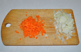 А пока подготавливаем остальные ингредиенты. Нарезаем лук и морковь (ее можем натереть)