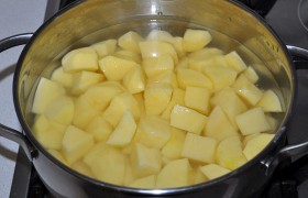 В кастрюле ставим воду, в которую кладем нарезанный картофель.
