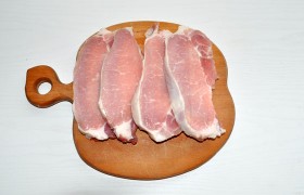 Кусок мяса, промытый, обсушенный, нарезаем – строго поперек волокон - ломтями толщиной 15-18 мм.