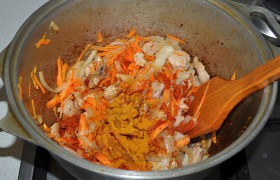 Кладем натертую морковь, помешиваем те же 3-4 минуты. Посыпаем приправой к плову, солью, перцем, шафраном.