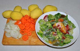 Отмеряем нужное количество замороженных овощей, чистим картофель, лук, морковь, шинкуем. И ставим на сильный огонь сковороду, в которой за 4-5 минут  перекаливается  3 ст. ложки масла. 