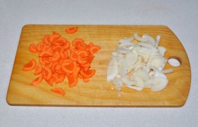 Шинкуем полукольцами луковицу и половинками кружков – морковку.
