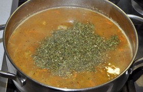 Довариваем суп 3-4 минуты, посыпаем зеленью, через минуту выключаем, накрываем и даем супу несколько минут отдохнуть.