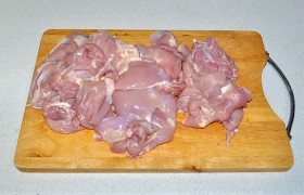 Вот так выглядит мясо с окорочков, которое в супермаркетах предлагается под наименованием «филе окорочков». Оно мягкое, но сочное.