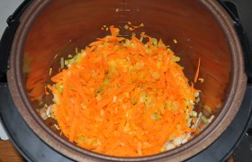 Включаем мультиварку на режим жарки, вливаем масло. Пока она разогревается, шинкуем лук, натираем крупно морковь, измельчаем сельдерей. Все овощи загружаем в мультиварку, помешивая, обжариваем 5-6 минут.
