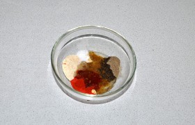 Соединяем в миске ингредиенты маринада, вымешиваем его до однородной массы.