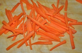 Добавляем морковь, нарезанную соломкой. 