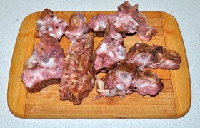 Копченое мясо нарезаем на части. 
