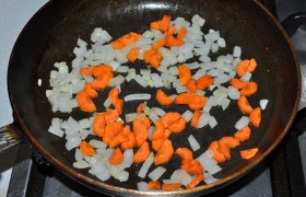 А пока готовим  заправку , для которой шинкованную луковицу и морковь 7-8 минут  пассеруем , сначала разогрев масло, на среднем огне. Вливаем чуточку бульона и тушим 3-4 минуты. 