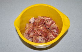 Промытое и слегка обсушенное мясо нарезаем кусочками примерно по 30-35 мм. Сложив в миску, смешиваем с солью, перцем, Прованскими травами (или  Итальянскими ). 