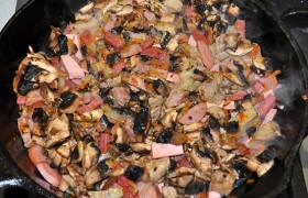 Мясопродукты и грибы добавляем в сковороду с луком и морковкой, продолжаем обжаривать.
