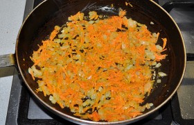 Мы в это время готовим суповую заправку с грибами. Сначала разогреваем масло в сковороде на среднем огне, засыпаем мелко порубленный лук и тертую морковь и  пассеруем  6-7 минут, до мягкости лука.