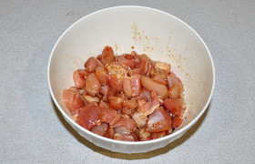 Для недолгого маринования вливаем в миску с курятиной соевый соус, перемешиваем и оставляем минут на 15-20.