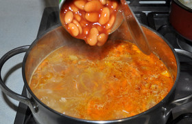 Фасоль для супа можно взять консервированную (это и просто, и вкусно). А можно взять сушеную, замочить на несколько часов, затем 1,5-2 часа варить до готовности. 