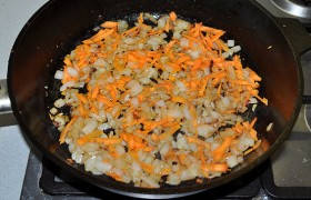 Натираем и добавляем морковь, продолжаем помешивать и жарить 3-4 минуты.