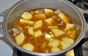 Кладем картофель, добавляем воды для вкусного соуса, пробуем на соль. Закипело – накрываем, ставим малый огонь и тушим до готовности (мягкости).
