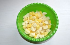 Чистим и нарезаем кубиком картошку, оставляем в воде, которую сольем перед готовкой.