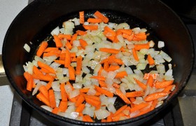 Добавляем тертую морковь, еще 3-4 минуты обжариваем.