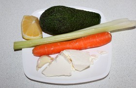 Вот они, основные компоненты салата: авокадо, морковь, сельдерей, сыр, чеснок.