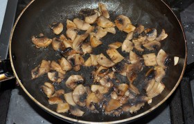 Разогреваем масло в сковороде на огне чуть больше среднего, помешивая, обжариваем 4-5 минут нарезанные грибы. Солим, перекладываем на тарелку для остывания.